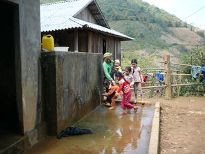 Bể nước tập trung được xây dựng tại xã Nam Sơn (Tân Lạc) tạo điều kiện cho nhân dân được dùng nước hợp vệ sinh. 

