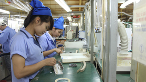 Công ty TNHH Sankoh Việt Nam tại KCN bờ trái sông Đà giải quyết việc làm cho trên 700 lao động, thu nhập bình quân trên 3 triệu đồng/người/tháng.
