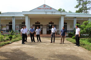 Hội đồng thẩm định NTM tỉnh và huyện đi kiểm tra Trạm y tế xã Vũ Lâm (Lạc Sơn).


