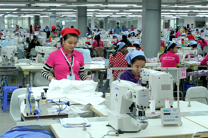 Từ đầu năm đến nay, các doanh nghiệp KCN nộp ngân sách Nhà nước trên 100 tỷ đồng. Ảnh: Công nhân Công ty may xuất khẩu Esquel (khu công nghiệp Lương Sơn) tập trung lao động, sản xuất.