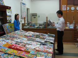 Bưu cục Phương Lâm (TP Hòa Bình) trở thành điểm tìm đến lựa chọn sách báo của không ít bạn trẻ
