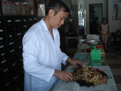 Lương y Nguyễn Xuân Chiến tích cực tham gia khám bệnh, cấp thuốc miễn phí cho người dân nghèo các xã vùng sâu, vùng xa.