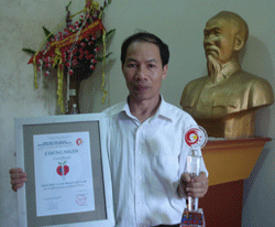 Ông Bùi Văn Kẹn, GĐ Công ty RQNS Cao Phong bên Bằng công nhận và cúp Nhãn hiệu cạnh tranh Việt Nam.