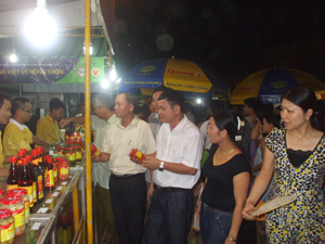 Phiên chợ hàng Việt có sức hút đối với người tiêu dùng nông thôn.