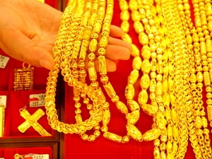 Vàng trang sức được bày bán tại một cửa hàng ở thành phố Lianyungang, tỉnh Giang Tô, miền Đông Trung Quốc. Ảnh minh họa. (Nguồn: THX/TTXVN).