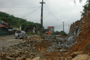 Dự án đường nội thị trung tâm huyện Đà Bắc hiện đang chậm tiến độ do thiếu vốn.