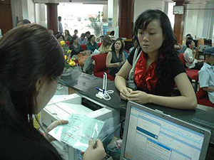 Khách hàng gửi tiết kiệm tại Ngân hàng Việt Á. Ảnh minh họa
