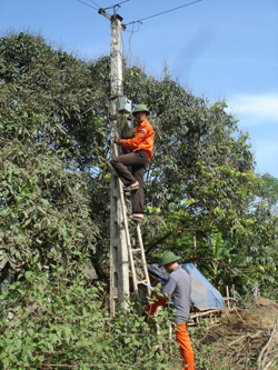 Xã viên HTX điện năng xã Sào Býa (Kim Bôi) thường xuyên kiểm tra chất lượng mạng lưới điện trên địa bàn quản lý, đảm bảo cung ứng điện ổn định.