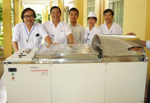 Kỹ sư Phan Mạnh Hùng bàn giao hệ thống thiết bị khử khuẩn dụng cụ y tế cho Bệnh viện tỉnh Khánh Hòa.
