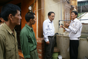 CCB Bùi Hữu Hiền, Hội CCB thị trấn Bo (Kim Bôi) giới thiệu với các hội viên CCB về kỹ thuật nuôi ba ba.