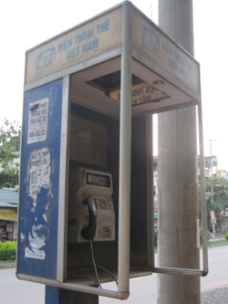Bốt điện thoại không còn một mảnh kính che chắn (ảnh chụp tại đường Chi Lăng).