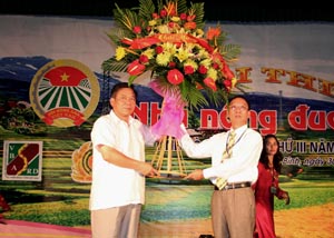 Đồng chí Hoàng Việt Cường, Bí thư Tỉnh ủy tặng hoa chức mừng hội thi.