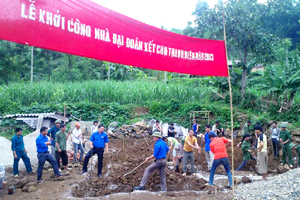 Hơn 40 ĐVTN và nhân dân tham gia khởi công xây dựng nhà đại đoàn kết cho đoàn viên nghèo Bùi Văn Tùng.