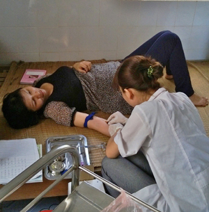 Cán bộ Trạm y tế thị trấn Lương Sơn lấy máu xét nghiệm gen bệnh tan máu bẩm sinh cho phụ nữ có thai trên địa bàn.