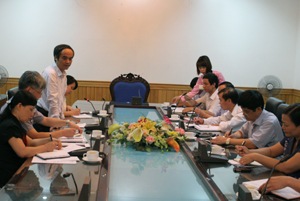Lãnh đạo UBND tỉnh và Viện khoa học nông nghiệp Việt Nam thảo luận về dự án xây dựng mô hình trình diễn sản xuất rau.