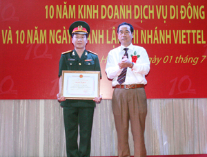 Đồng chí Nguyễn Văn Quang, Phó Bí thư Tỉnh ủy, Chủ tịch UBND tỉnh tặng bằng khen của UBND tỉnh cho Chi nhánh Viettel tại Hòa Bình.