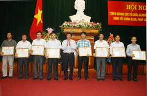 Đồng chí Trần Đăng Ninh, Phó Chủ tịch UBND tỉnh tặng bằng khen của UBND tỉnh cho 8 doanh nghiệp có chấp hành tốt chính sách pháp luật thuế năm 2013.