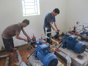 Tổ quản lý, vận hành công trình cấp nước tập trung xã Vạn Mai (Mai Châu) thường xuyên kiểm tra bảo dưỡng thiết bị, máy móc đảm bảo công trình ổn định, bến vững.