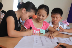 Trẻ em xã Phú Minh (Kỳ Sơn) tìm hiểu Luật Giao thông đường bộ tại thôn, xóm thông qua truyền thông bằng các hình thức.

