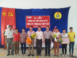 Lãnh đạo Ban quản lý các KCN tỉnh, Công đoàn các KCN tỉnh tặng hoa chúc mừng BCH lâm thời Công đoàn công ty TNHH GGS Việt Nam