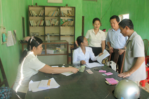 Cán bộ Phòng Bảo trợ Xã hội (Sở LĐ-TB&XH) kiểm tra thực tế việc tri trả TCXHTX tại điểm Bưu điện văn hóa xã Thượng Cốc (Lạc Sơn).

