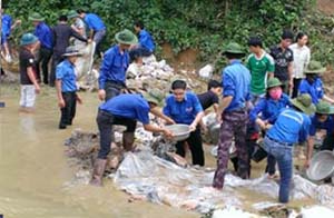 Đoàn viên thanh niên huyện Kim Bôi tham gia làm cầu dân sinh xóm Nuông Hạ (xã Nuông Dăm).