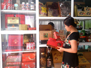 Những mặt hàng sâm, nấm, mỹ phẩm, thực phẩm chức năng xách tay có xuất xứ từ Hàn Quốc, Nhật Bản được bày bán tại một cửa hiệu nằm trên đường Cù Chính Lan (TPHB). Ảnh: P.V

