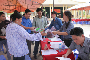 Người lao động tìm kiếm thông tin việc làm, học nghề tại Sàn giao lịch việc làm huyện Cao Phong năm nay.

