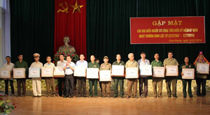 Lãnh đạo huyện Cao Phong tặng quà cho các gia đình người có công tiêu biểu năm 2014. Ảnh: Thanh Sơn (CTV).