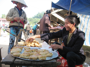 Tại chợ nông sản Bình Thanh (thị trấn Cao Phong), các mặt hàng ăn uống thiếu vệ sinh an toàn thực phẩm được bày bán ngay cạnh lối đi.