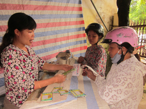 Quầy thuốc thú y thị trấn Chi Nê được hộ chăn nuôi đến hỏi bệnh, tư vấn cách điều trị cho vật nuôi bị bệnh.