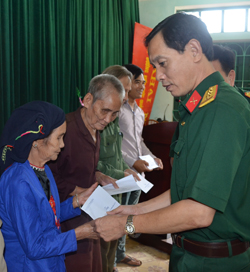 Thay mặt lãnh đạo Bộ CHQS tỉnh, Đại tá Nguyễn Quốc Bảo, Phó Chính ủy Bộ CHQS tỉnh tặng quà cho các đối tượng chính sách tại 4 xã vùng cao huyện Đà Bắc.

