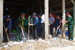 Đại diện lãnh đạo Bộ CHQS tỉnh và chính quyền địa phương cùng gia đình tổ chức động thổ khởi công xây dựng nhà tình nghĩa tặng cho gia đình ông Hoàng Văn Trại.