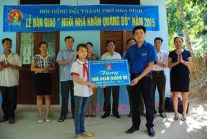 Đại diện Hội đồng Đội thành phố bàn giao nhà “Khăn quàng đỏ” cho em Bùi Thị Thu, học sinh lớp 4, trường tiểu học Trung Minh (TP Hòa Bình). 

