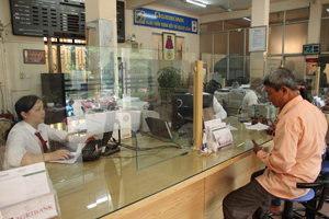 Cán bộ Ngân hàng NN &PTNT huyện Yên Thủy tạo điều kiện thuận lợi cho khách hàng đến giao dịch.

