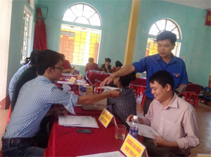 Người lao động đến tìm thông tin việc làm, học nghề tại Sàn Giao dịch Việc làm huyện Lạc Sơn 2015.