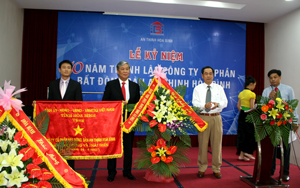 Đồng chí Nguyễn Văn Quang, Chủ tịch UBND tỉnh tặng bức trướng của Tỉnh ủy - HĐND - UBND - UBMTTQ tỉnh cho Công ty An Thịnh - Hòa Bình.