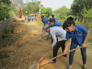 Đoàn viên, thanh niên xóm Nam Hạ, xã Nam Thượng (Kim Bôi) ra quân làm vệ sinh môi trường đường làng ngõ xóm.

