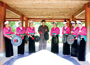 Màn biểu diễn chiêng “Ngày mùa” - một cách lưu giữ nét văn hóa truyền thống  ở điểm du lịch xóm ải, xã Phong Phú (Tân Lạc).