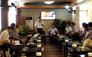 Đồng chí Bùi Văn Tỉnh, UV BCH T.ư Đảng, Bí thư Tỉnh ủy phát biểu chỉ đạo tại buổi gặp gỡ “Cafe Doanh nhân”.                 

