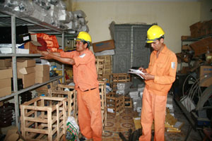 Công nhân Điện lực Mai Châu chuẩn bị đủ  trang thiết bị nhằm khắc phục, sửa chữa kịp thời các sự cố, đảm bảo an toàn lưới điện trên địa bàn.