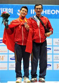 Cửa hy vọng huy chương Olympic 2016 của Thạch Kim Tuấn (trái) đang dần mở ra