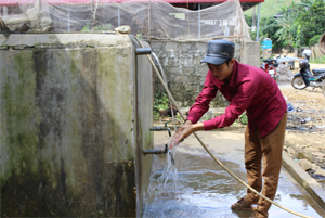 Từ nguồn vốn vay ưu đãi của NHCSXH, người dân xã vùng cao Bắc Sơn, Tân Lạc đầu tư xây dựng các công trình nước sinh hoạt nâng cao chất lượng cuộc sống.
