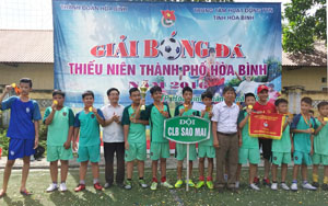 BTC trao cúp vô địch giải bóng đá thiếu niên TP Hòa Bình năm 2016 cho đội CLB Sao Mai.