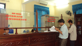 Các tổ chức và cá nhân đến giải quyết các thủ tục hành chính về thuế tại bộ phận “một của” của Chi cục thuế Lương Sơn.