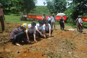 Lãnh đạo huyện lạc Sơn và Tổng công ty Tập đoàn Thái Hoà tham gia xuống giống trồng cà phê tại xã Ngọc Lâu.