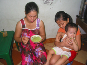 Cháo dinh dưỡng cho trẻ em vẫn được các bà mẹ lựa chọn là một trong những thực phẩm tiện dụng, không mất nhiều thời gian chế biến.