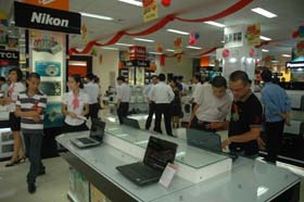 Đông đảo khách hàng đến với siêu thị điện máy ElecViNa trong ngày khai trương.