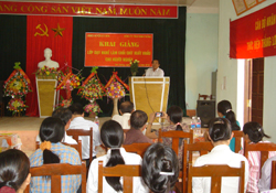 Lớp dạy nghề làm chổi chít là cơ hội thoát nghèo cho người nghèo ở xã Yên Quang.