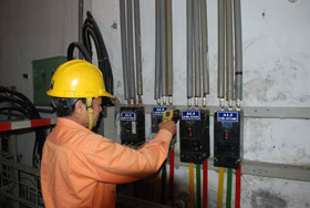 Cán bộ ngành Điện lực Hà Nội kiểm tra hệ thống phân phối điện.

